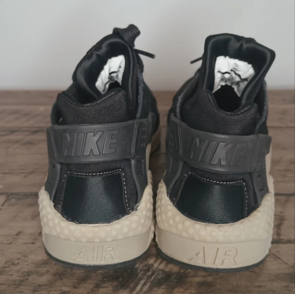 Nike Air Hurache SE in Cobblestone